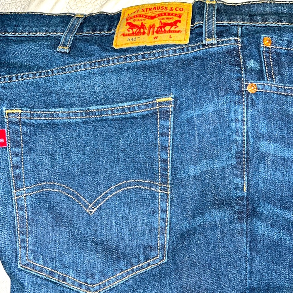 Levi’s 541 men’s 5pocket jeans dark blue distressed, 44x32", NEW never worn.